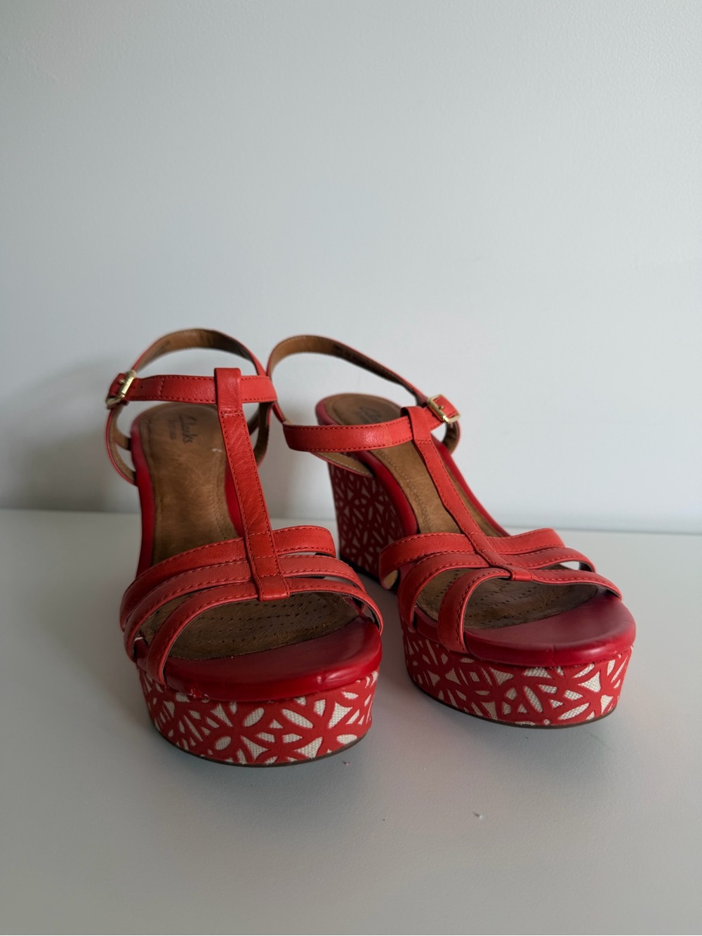 Clark’s Platform Wedge T-Strap Sandals size 9.5
